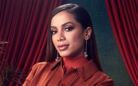 Anitta revela frase de tatuagem no ânus após ...